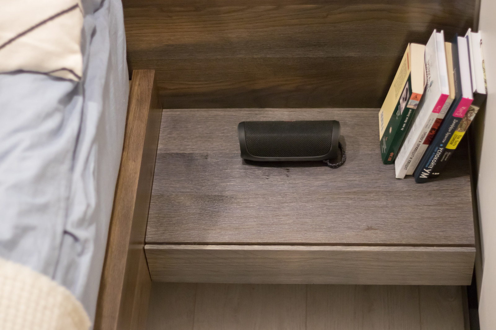 Обложка проекта: Кровать из массива дуба