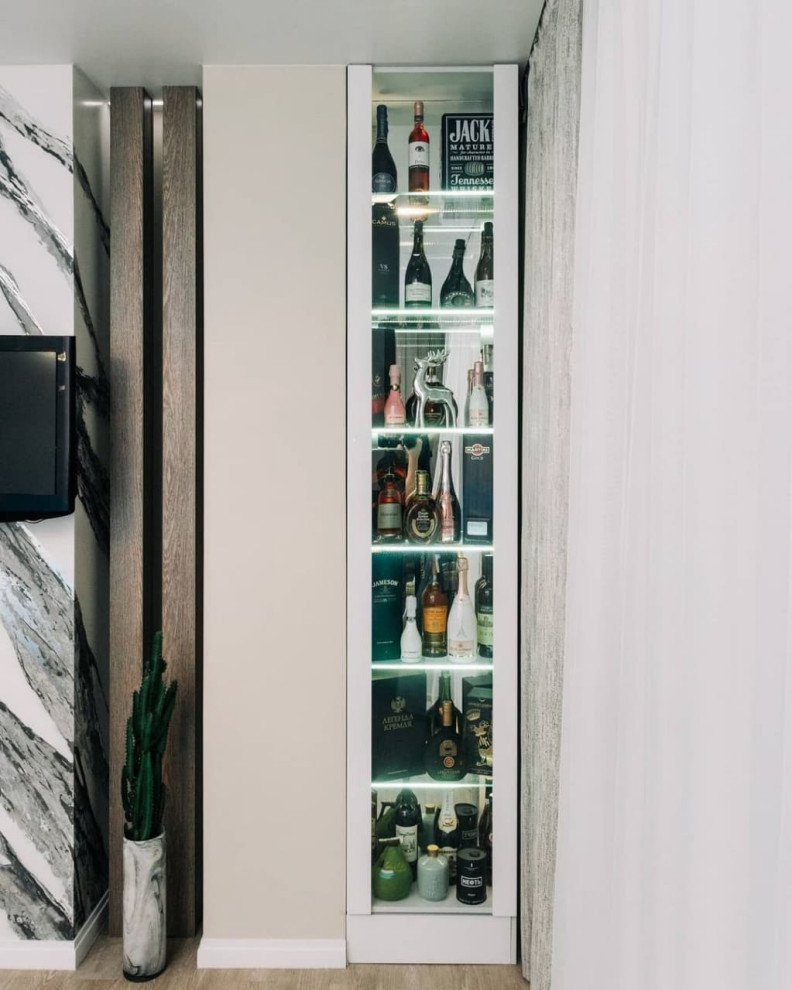 Большая белая п-образная кухня с островом, барной стойкой и витриной