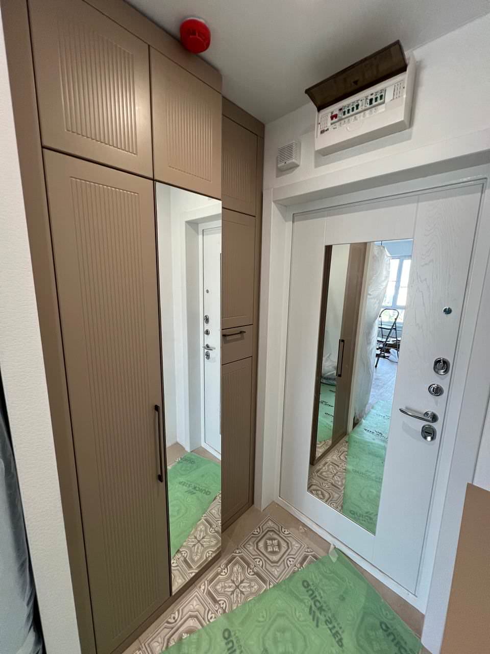 Встроенные распашные шкафы