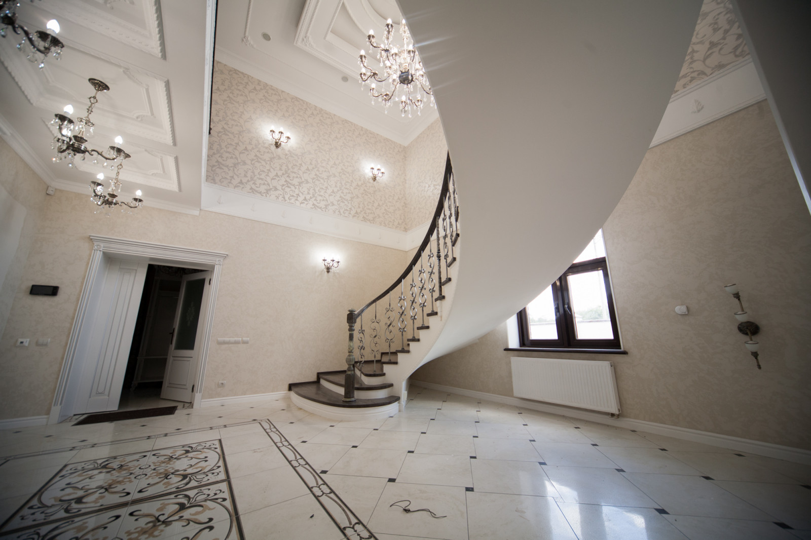 Бетонная лестница со ступенями из дуба и кованными балясинаями