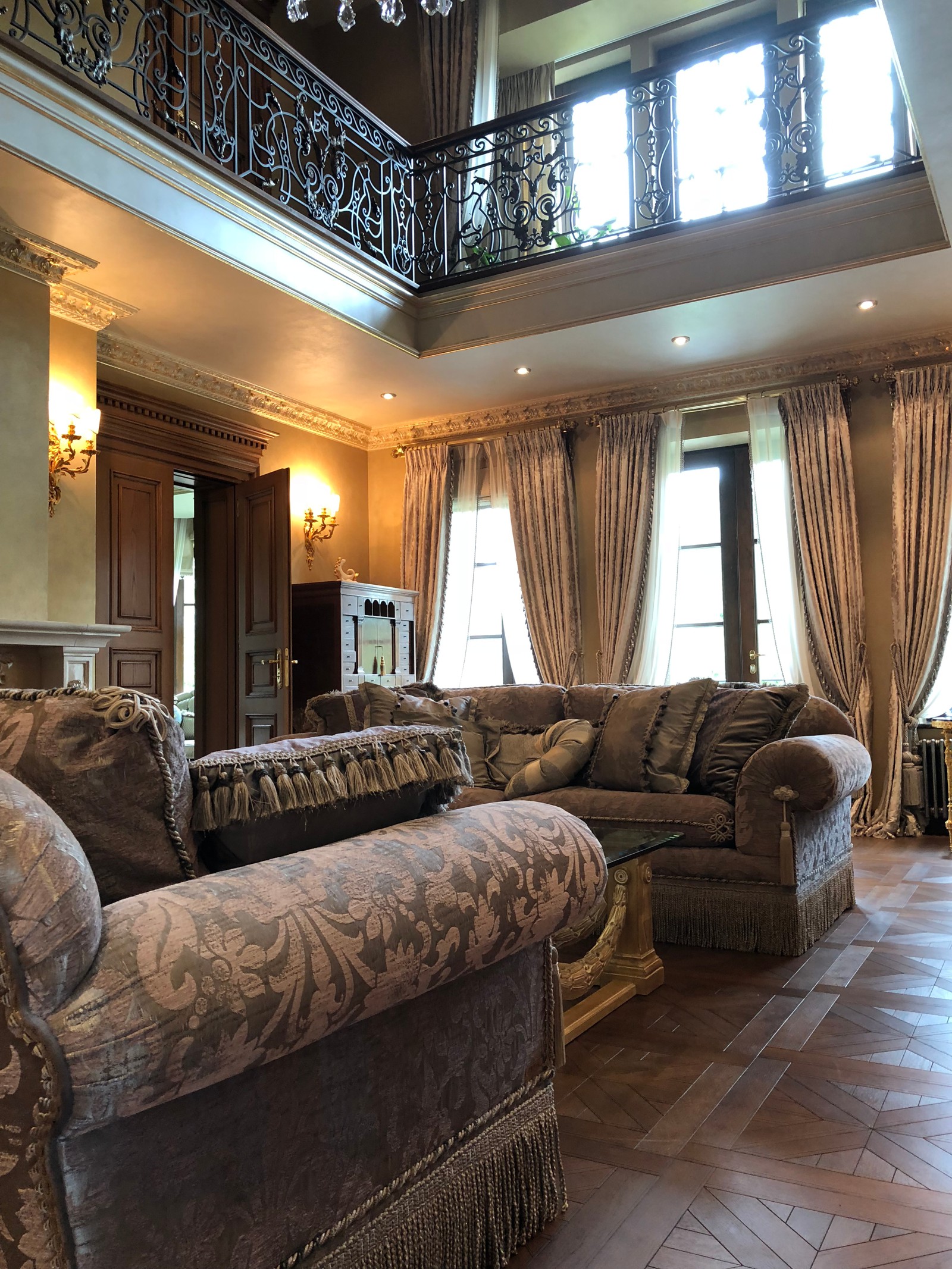 Каминный зал и Людовик 16 (название люстры)