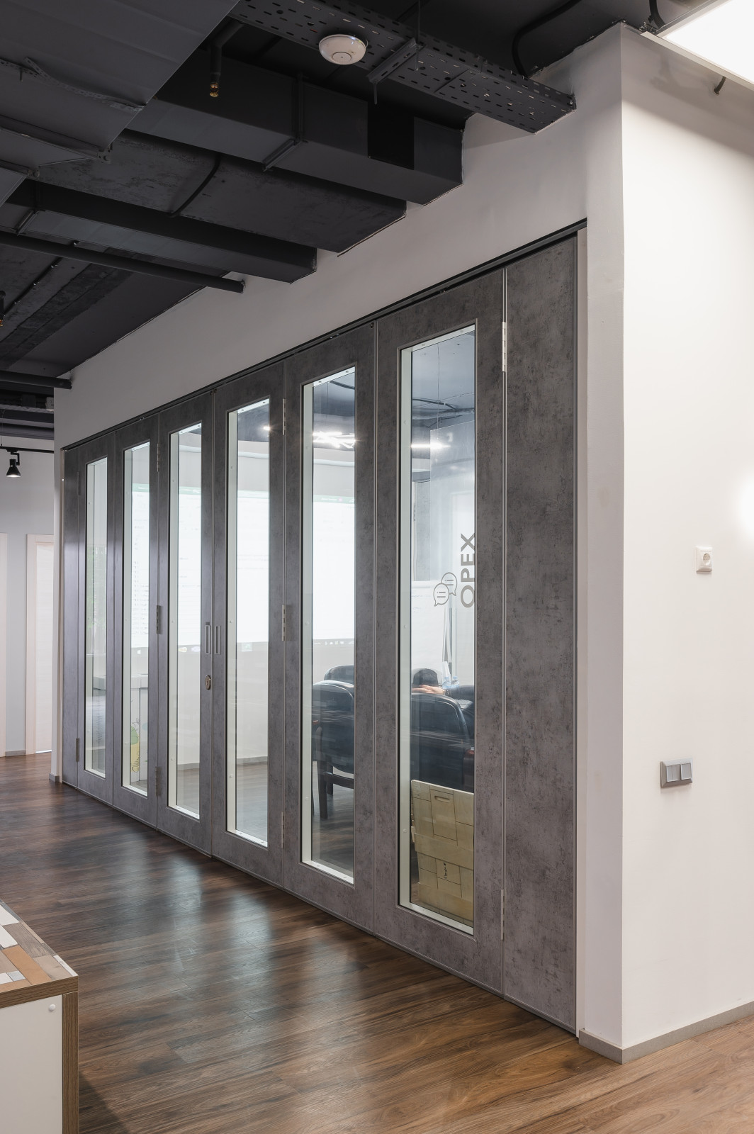 Комплексный проект со стеклянными перегородками