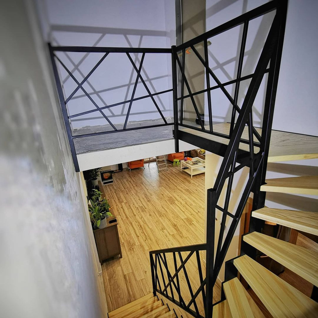 Лестница с металлическими перилами лофт