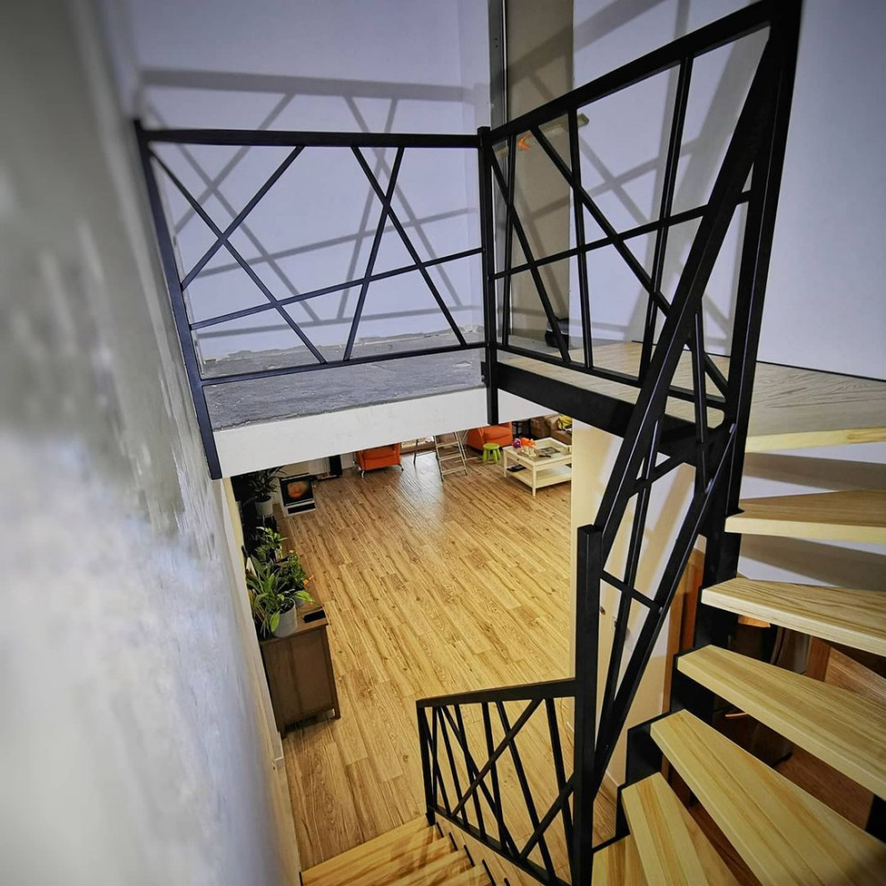 Лестница с металлическими перилами лофт