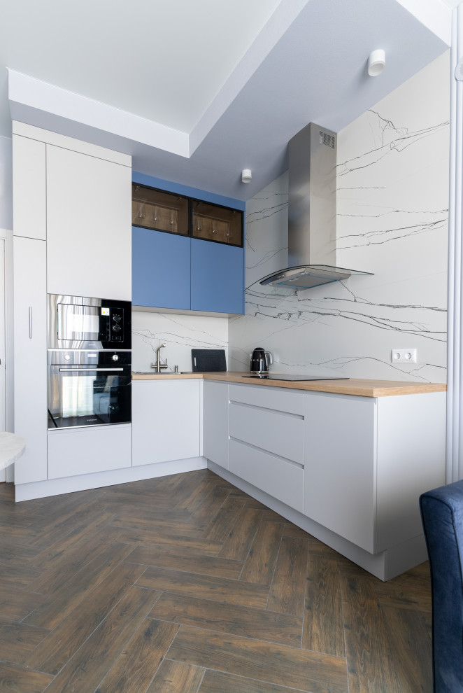 Кухня-гостиная, облегченная, светлая в основном объеме и с акцентным светом, в с