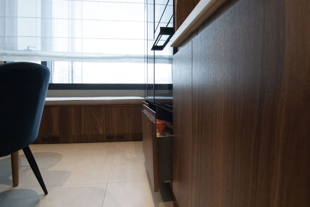 Кухня в стиле минимализм с фасадами под "темное дерево"