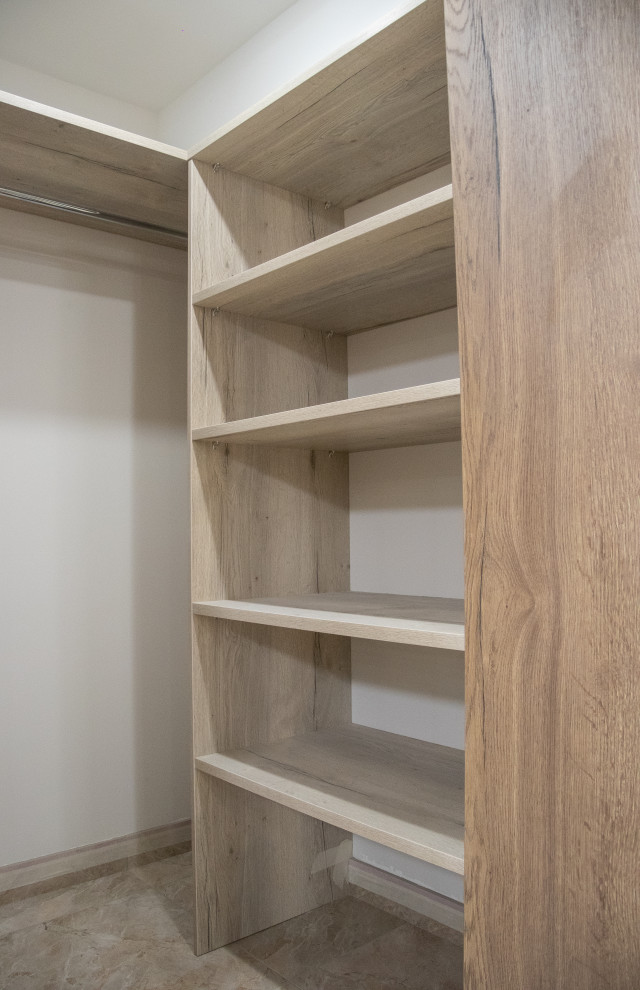 Гардеробная комната на цокольном этаже