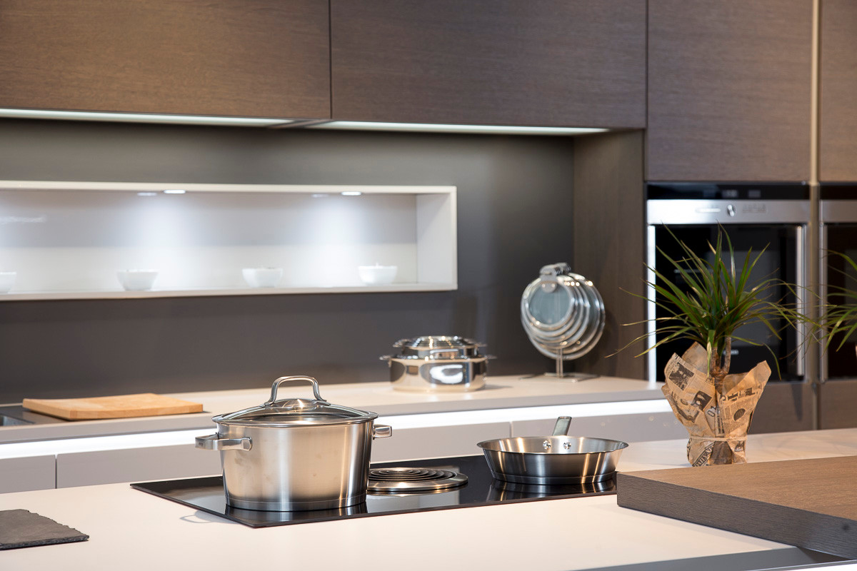 Индукционная варочная панель со встроенной вытяжкой