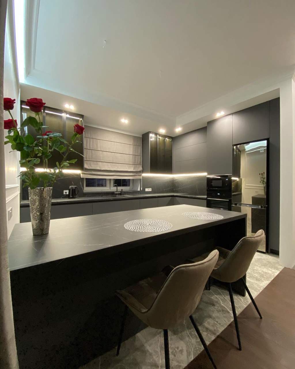 Серая кухня-столовая