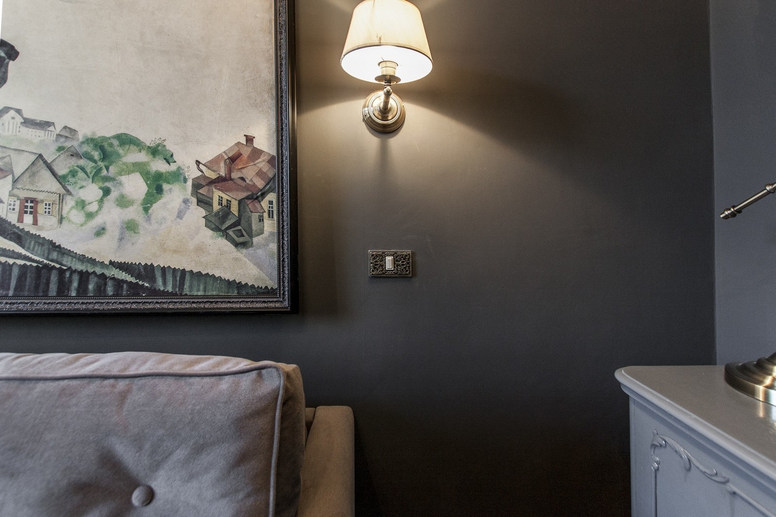 Неоклассика в чёрно-серых тонах.