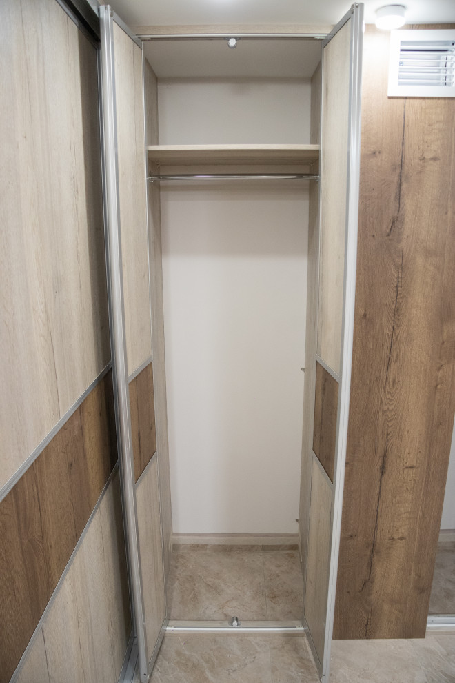 Гардеробная комната на цокольном этаже