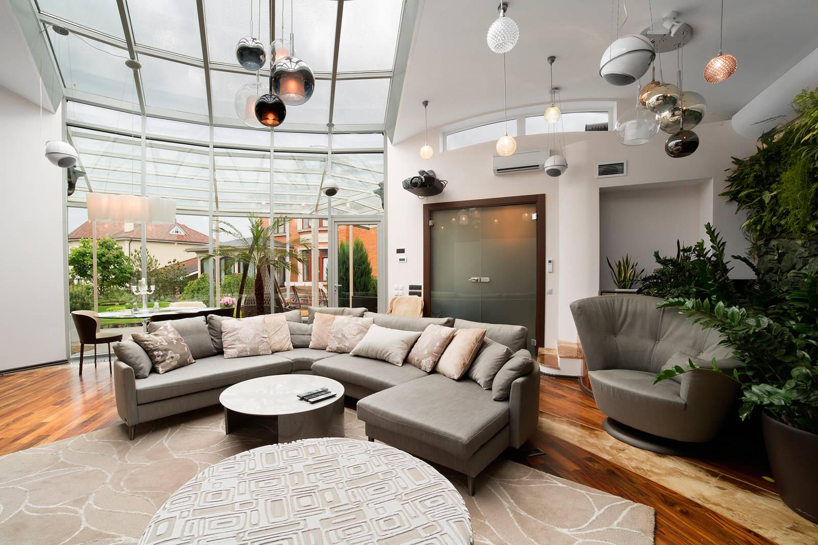 Обложка проекта: Кинотеатр в зимнем саду