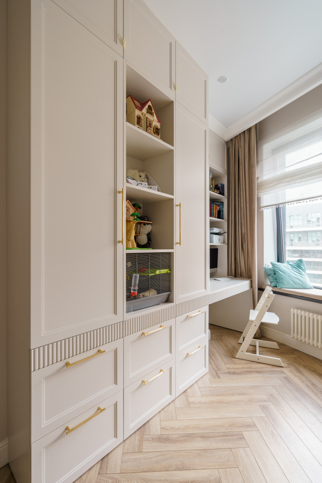 Бело-розовый интерьер с рифлеными фасадами