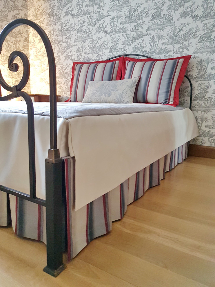 Спальни: оформление кроватей, декоративные покрывала, валики, подушки