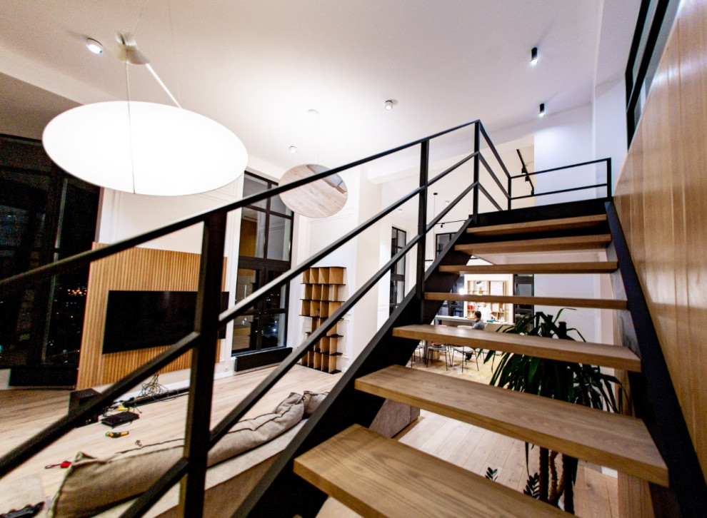 Маршевая лестница на цельно литом металлическом каркасе