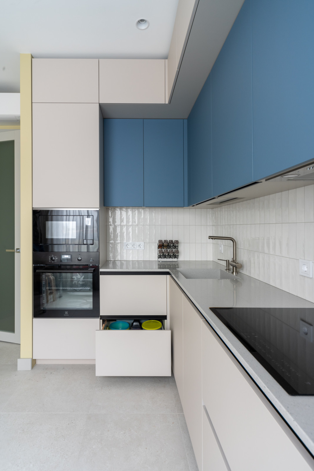 Двухуровневая угловая кухня