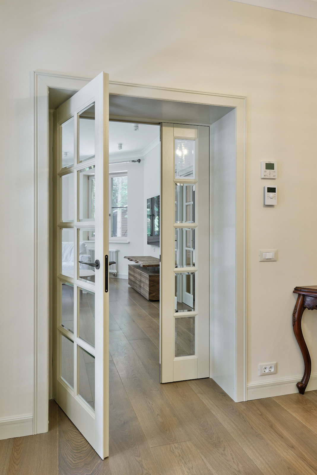 Кантри Ral 1013 в интерьере дома