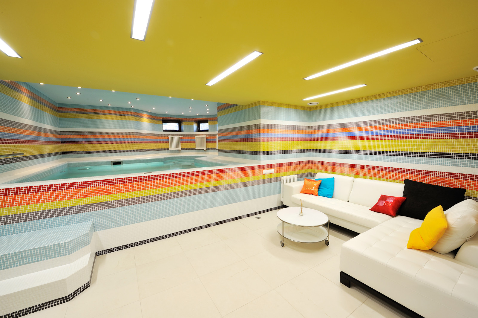 Бассейн в цокольном этаже