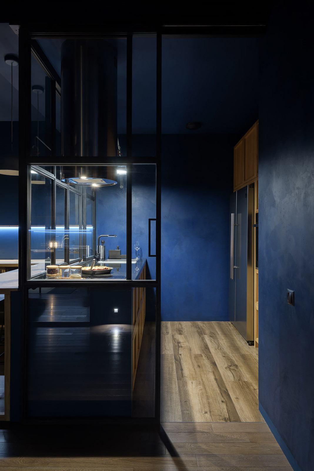 PL • деревянная кухня за стеклянной перегородкой