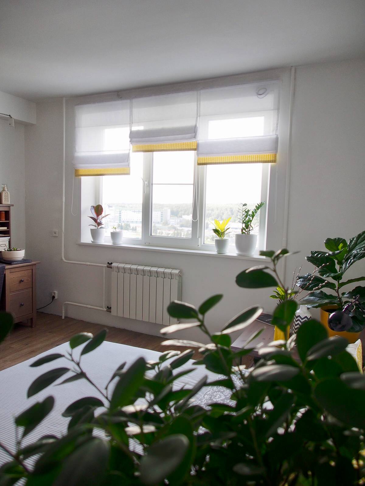 Спальня с желтыми акцентами для молодой пары