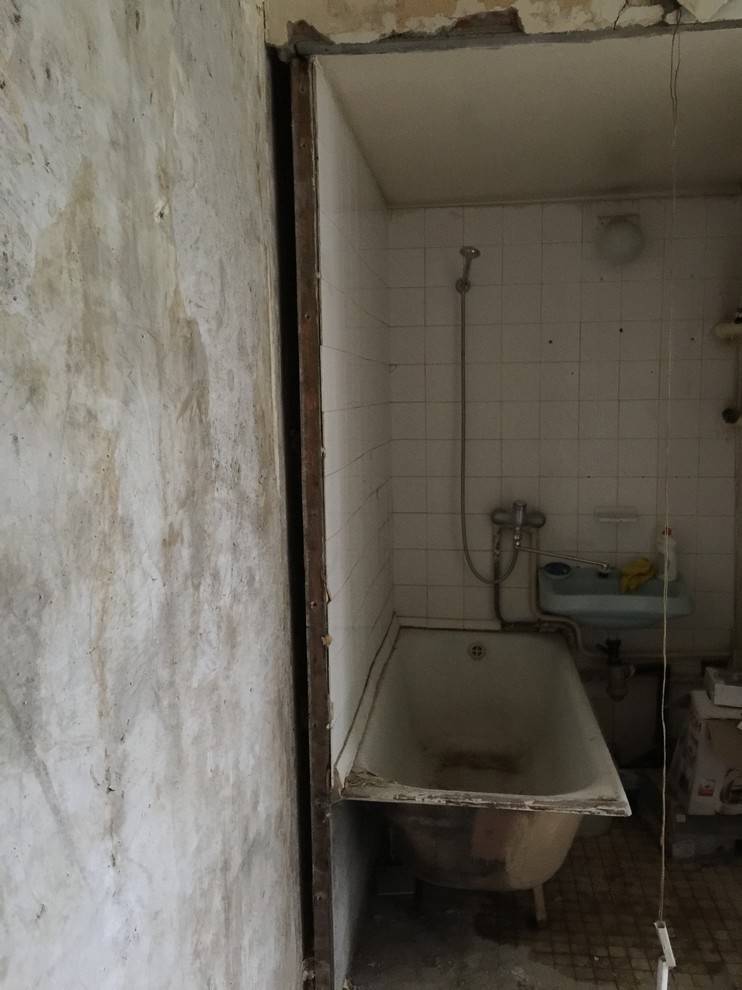 Сантехкабина: Что делать, снести или оставить?