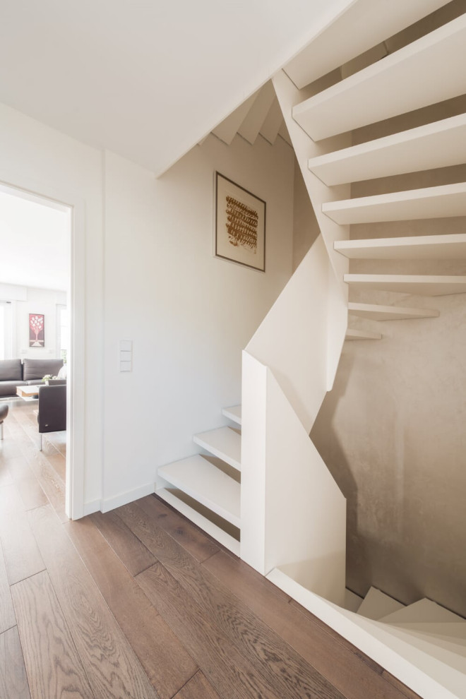 Белая лестница