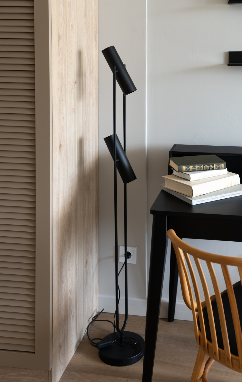 Солнце, арки и осиное гнездо в гостиной