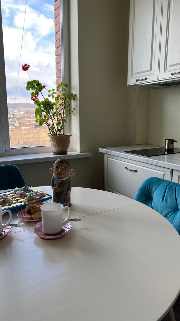 Дизайн кухни-гостиной с бирюзовыми акцентами