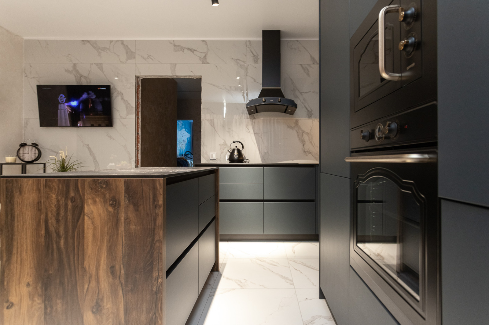 Современная куня с островом