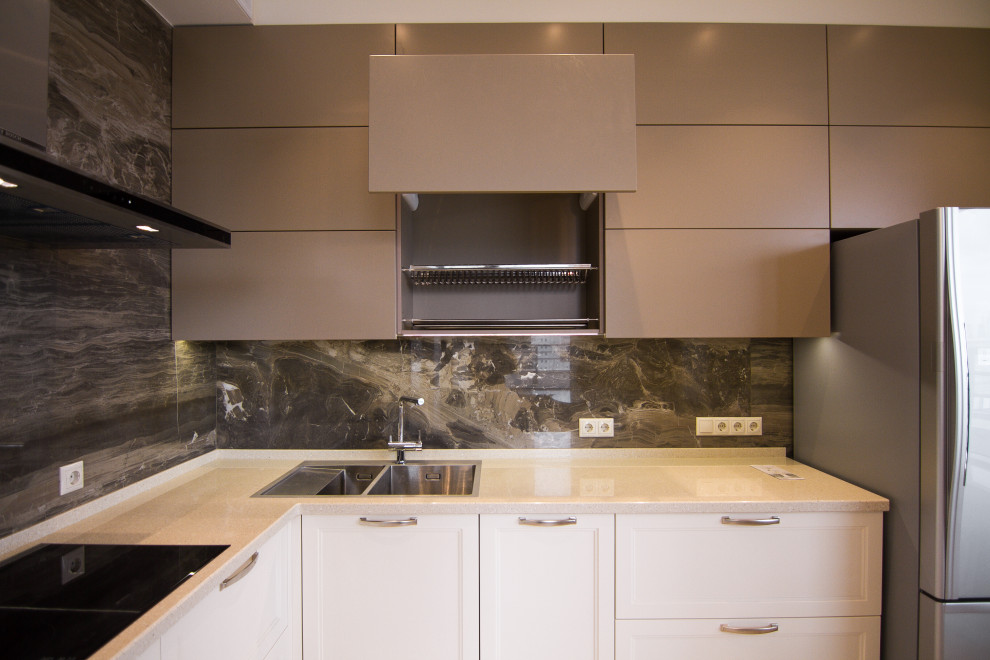 Бело-серая кухня в современном стиле