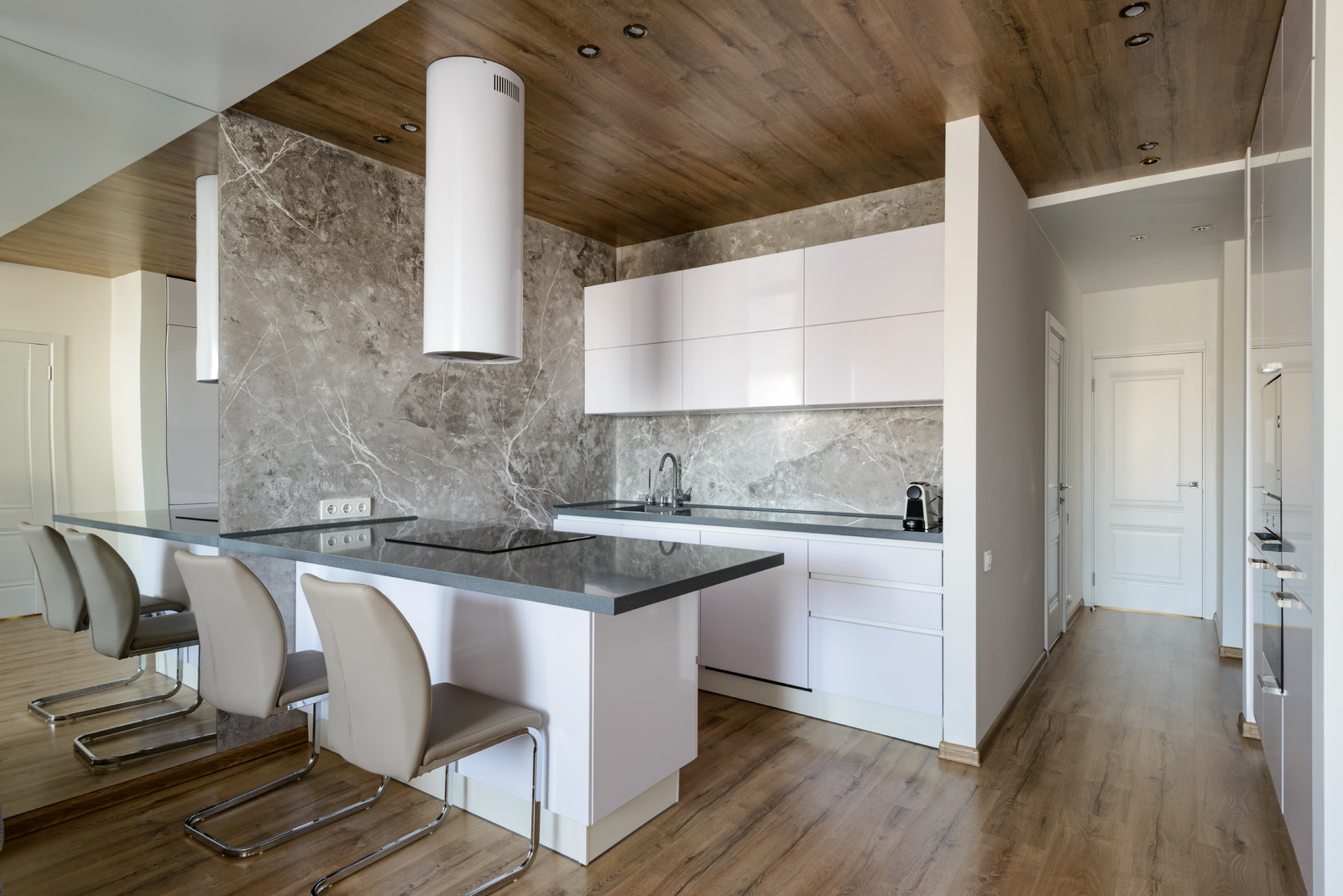 Камень и дерево в центре Сибири