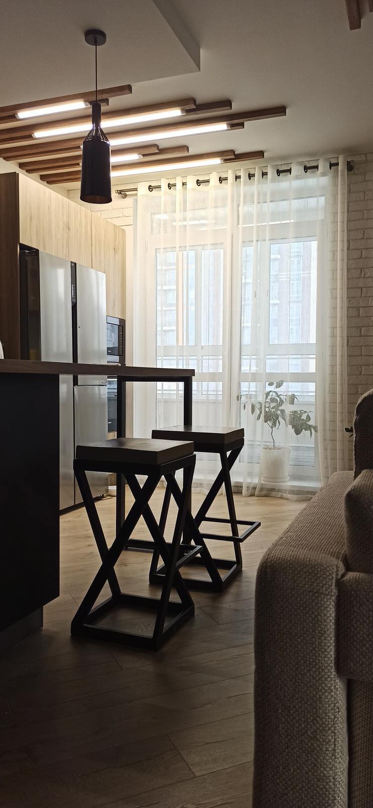 Современный интерьер с элементами лофта и сканди.