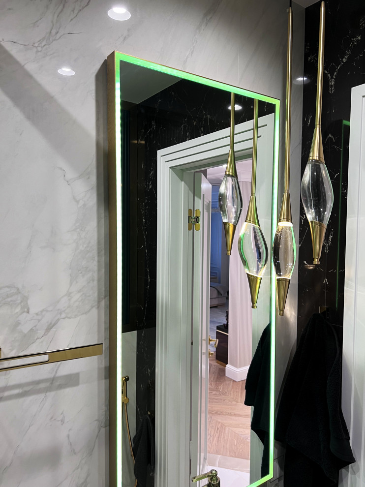 Зеркало в сатинированной раме с подсветкой