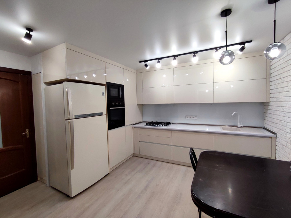 Установка белого стеклянного фартука на кухне Лакобель