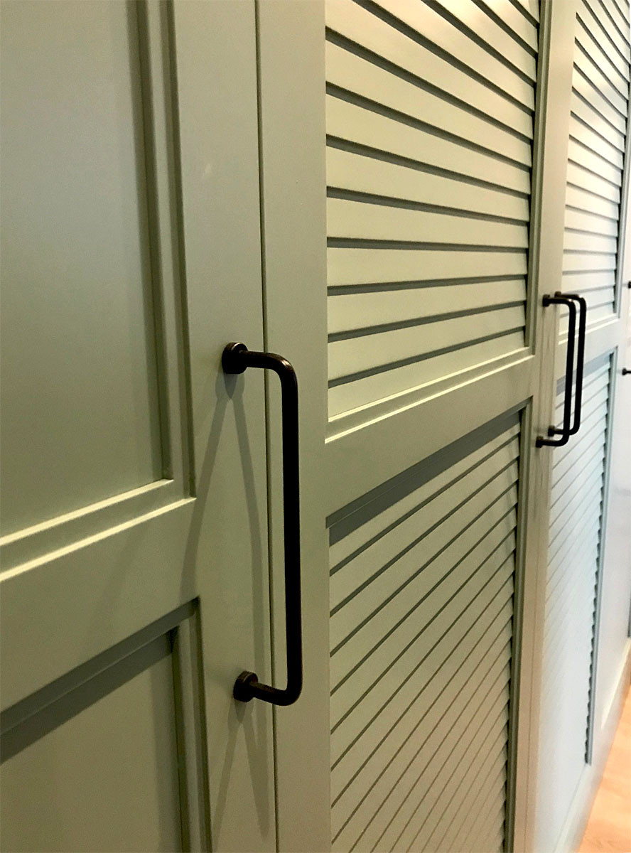 Шкаф в прихожую с жалюзийными дверцами