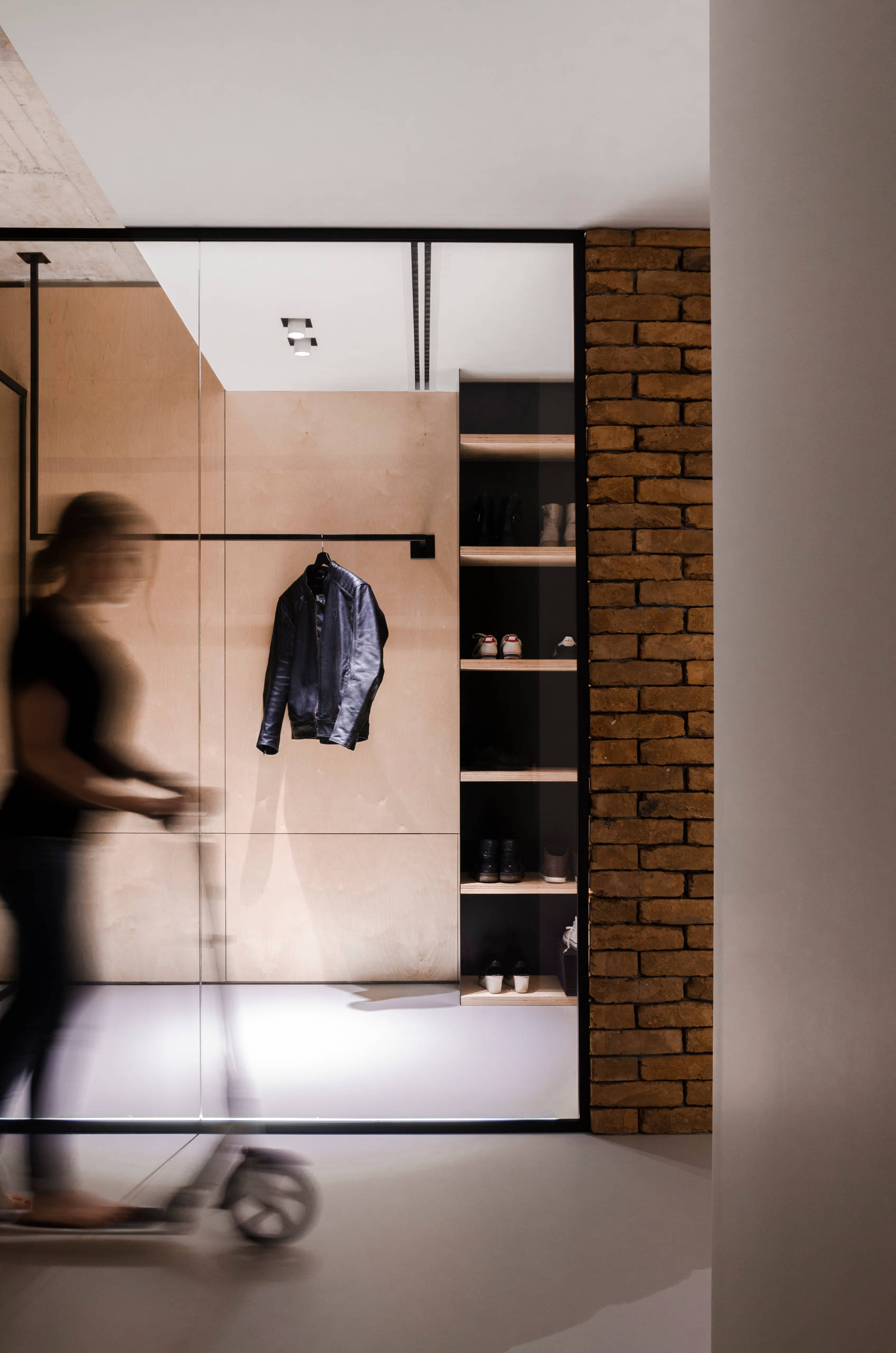 Houzz Молдавия: Пентхаус с настоящим деревом в спальне