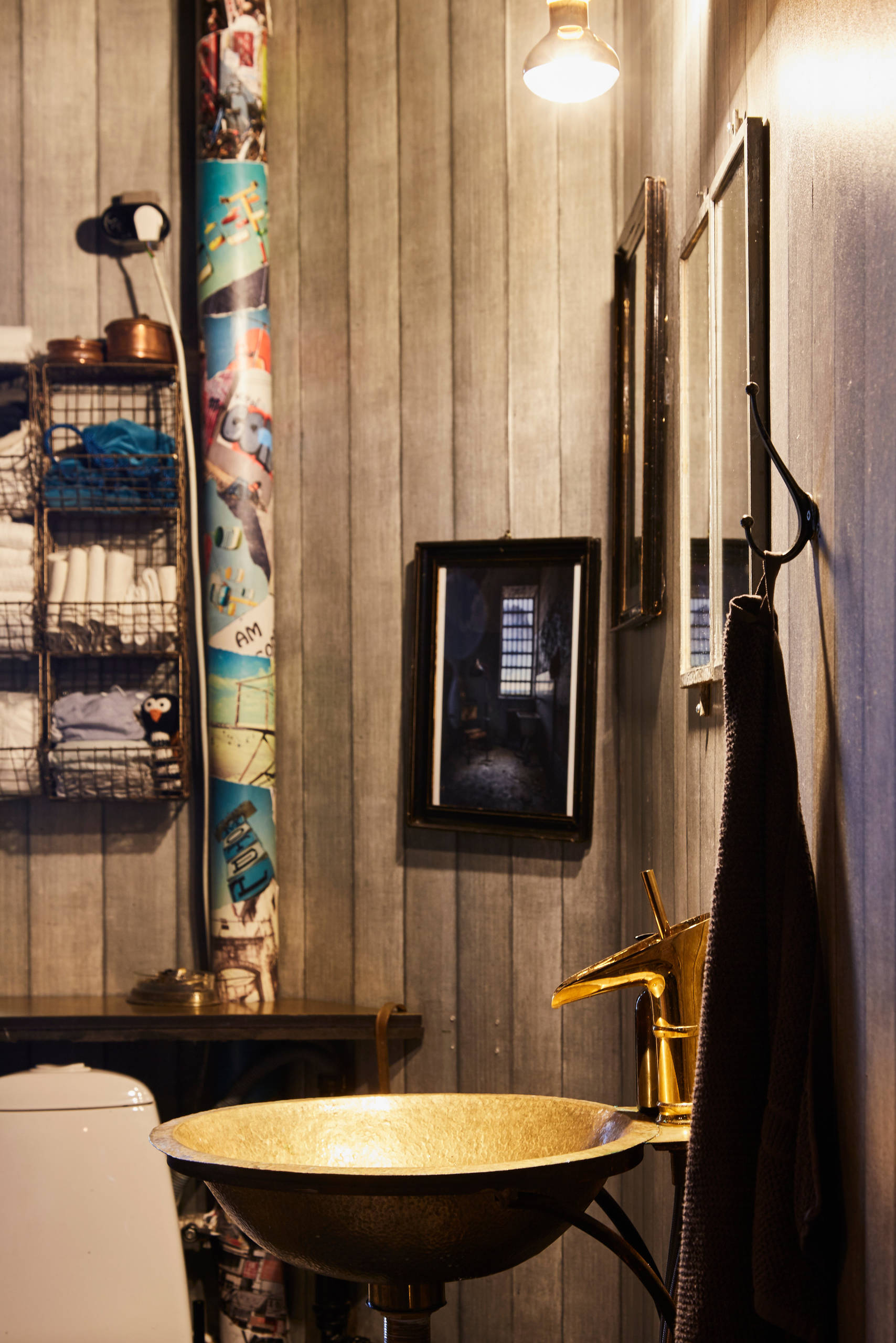 Houzz Дания: Квартира в темных тонах с золотым узором на потолке