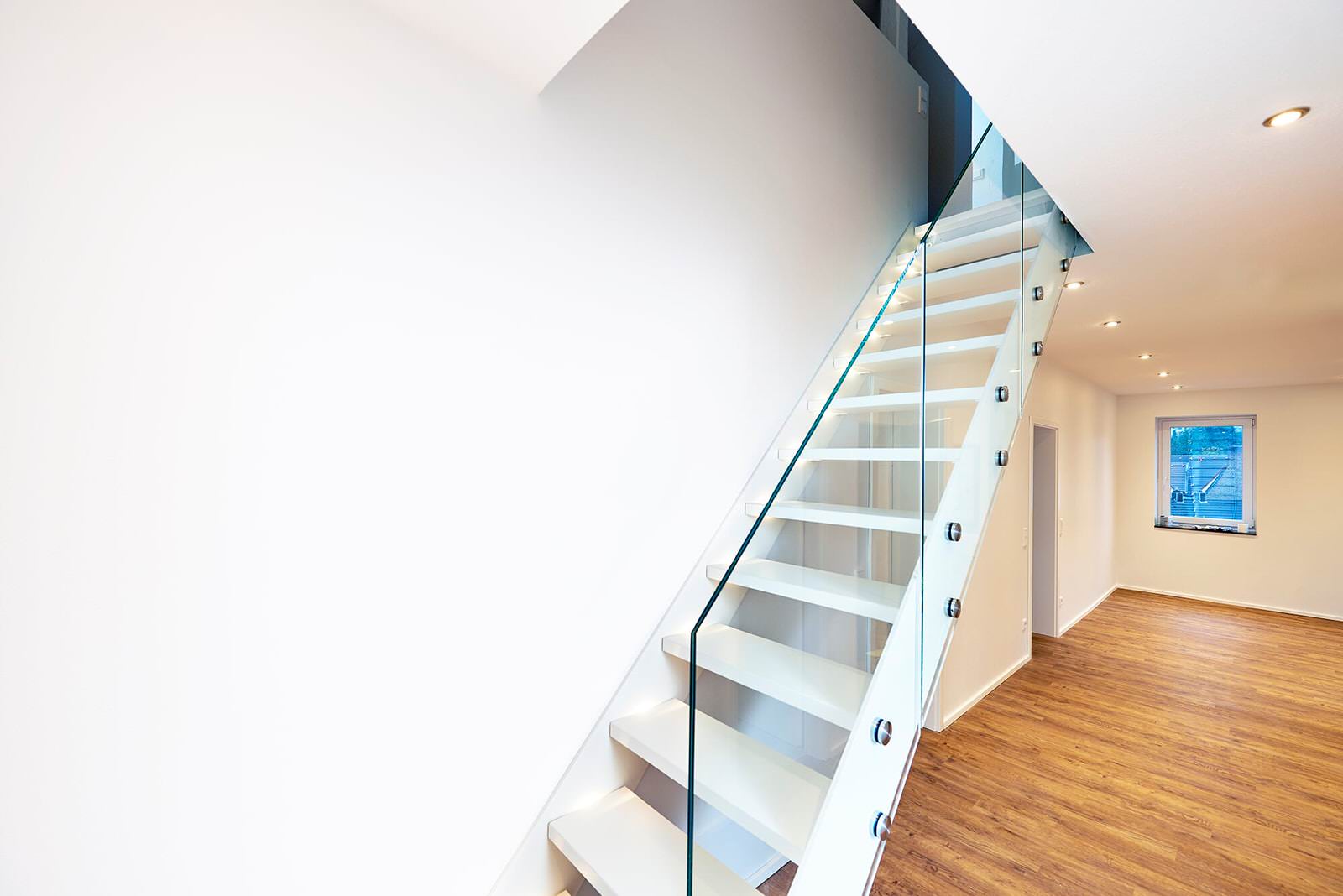 Лестница на тетиве со стеклянным ограждением