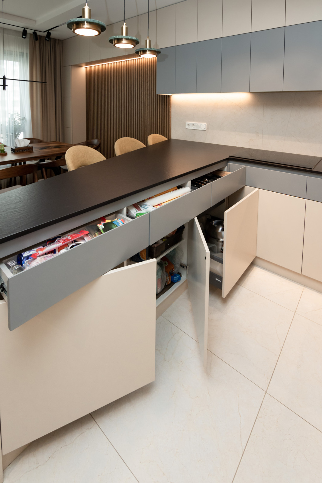 Современная кухня-гостиная с необычной барной стойкой и ТВ-зоной