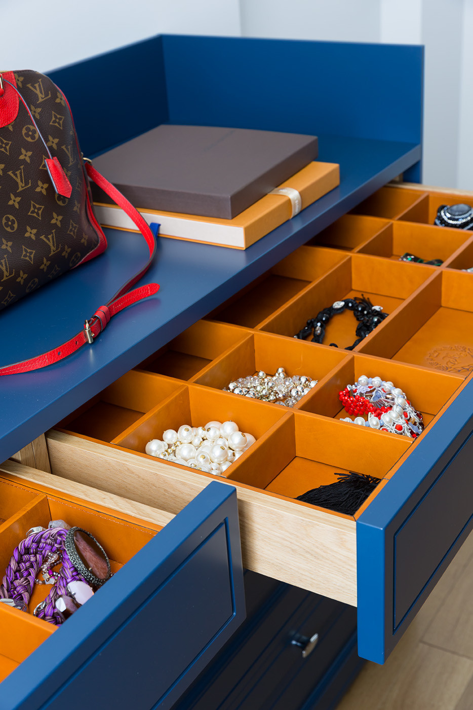 Белая кухня и гардеробная комната в глубоком синем цвете