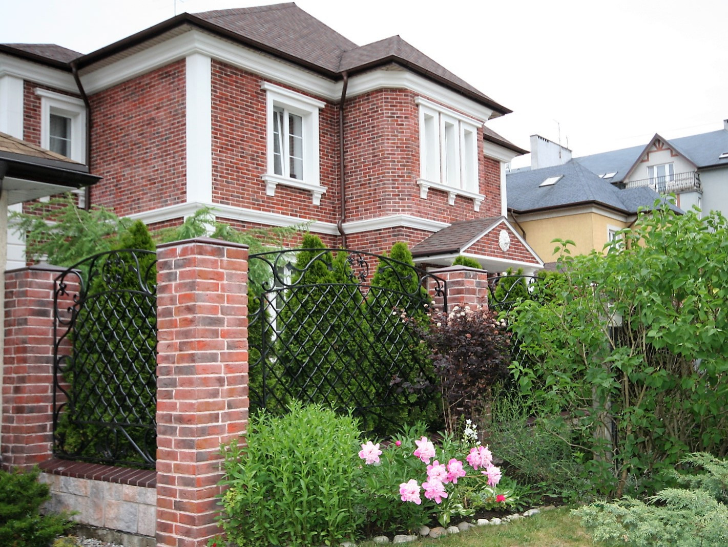 Фасад и крыльцо частного дома