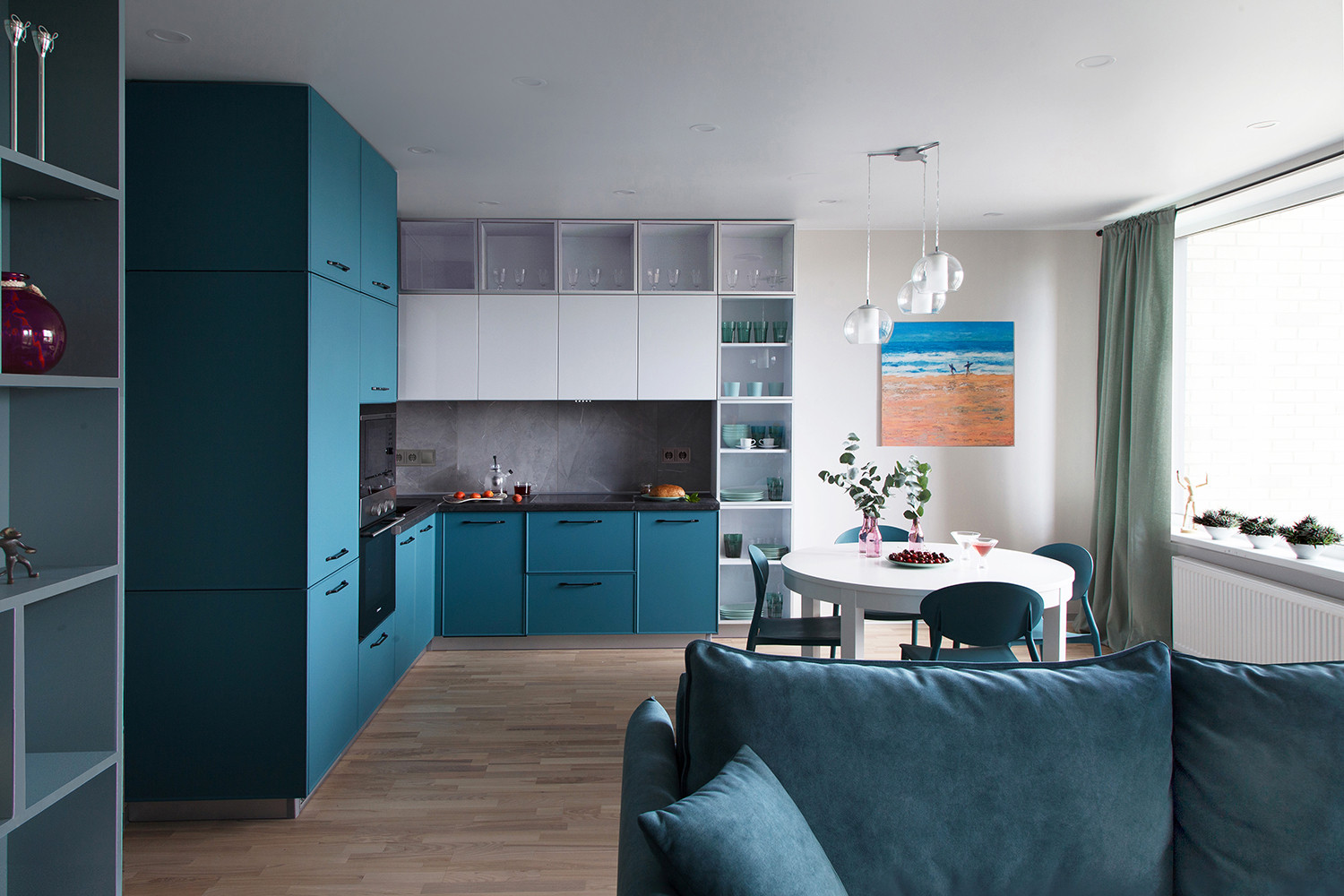 Houzz Беларусь: Квартира со шкафом, функциональным с трех сторон