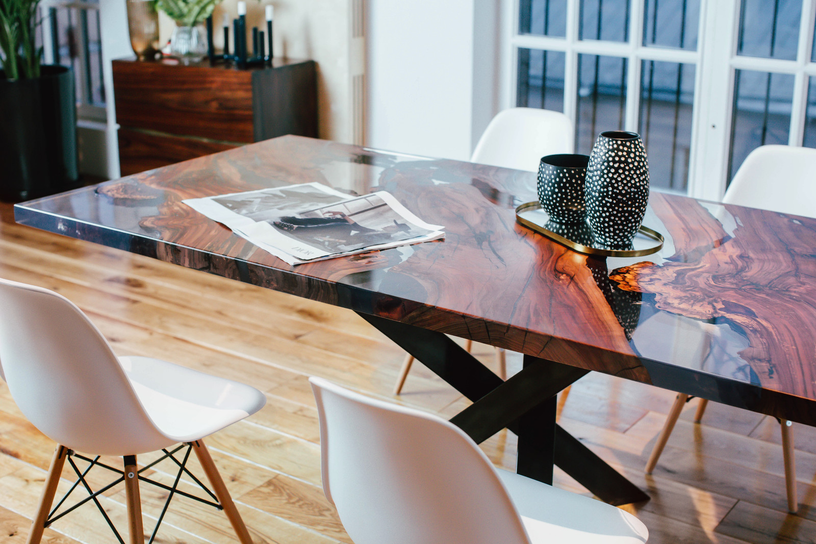 Стол из абрикоса и акрила