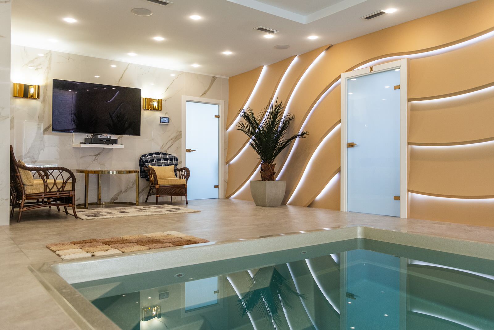 Дом с бассейном