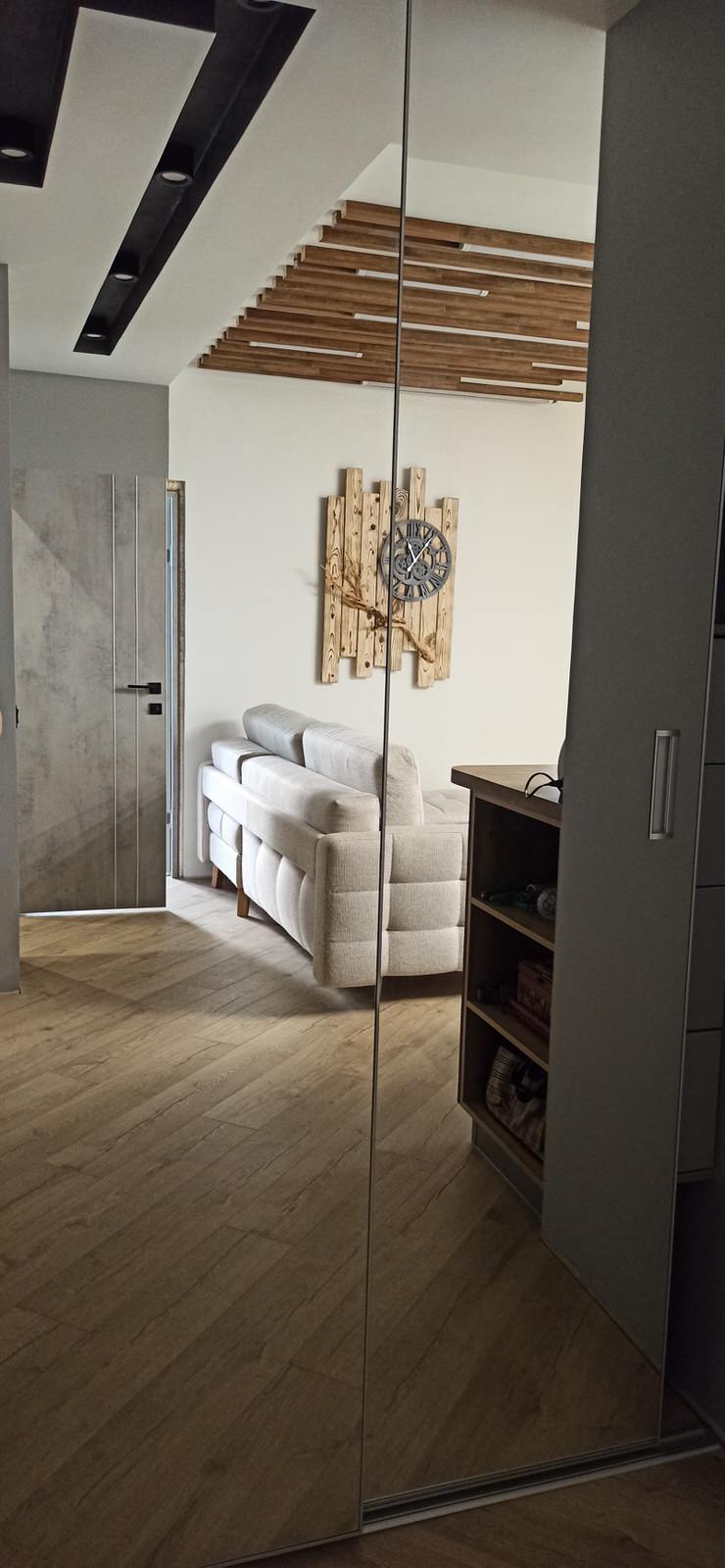 Современный интерьер с элементами лофта и сканди.