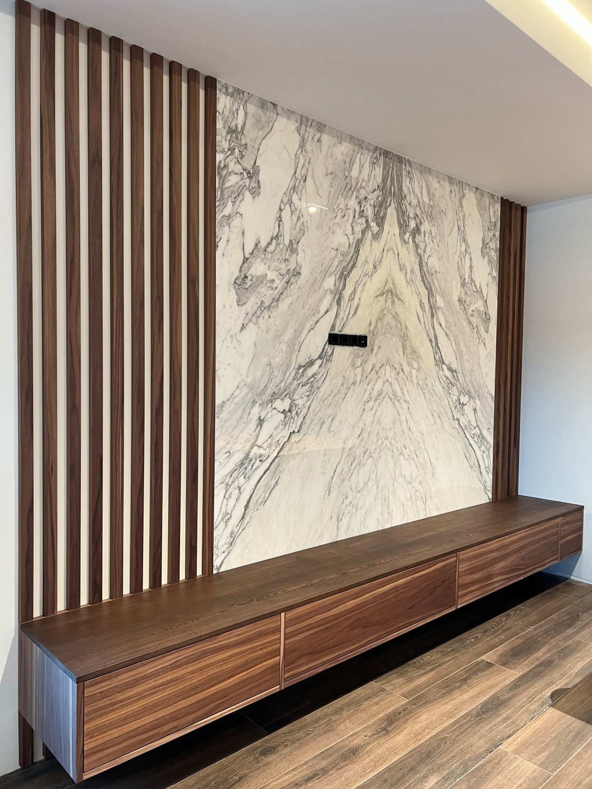 Обложка проекта: Production des meubles pour maison privée. Bois, pierre, métal