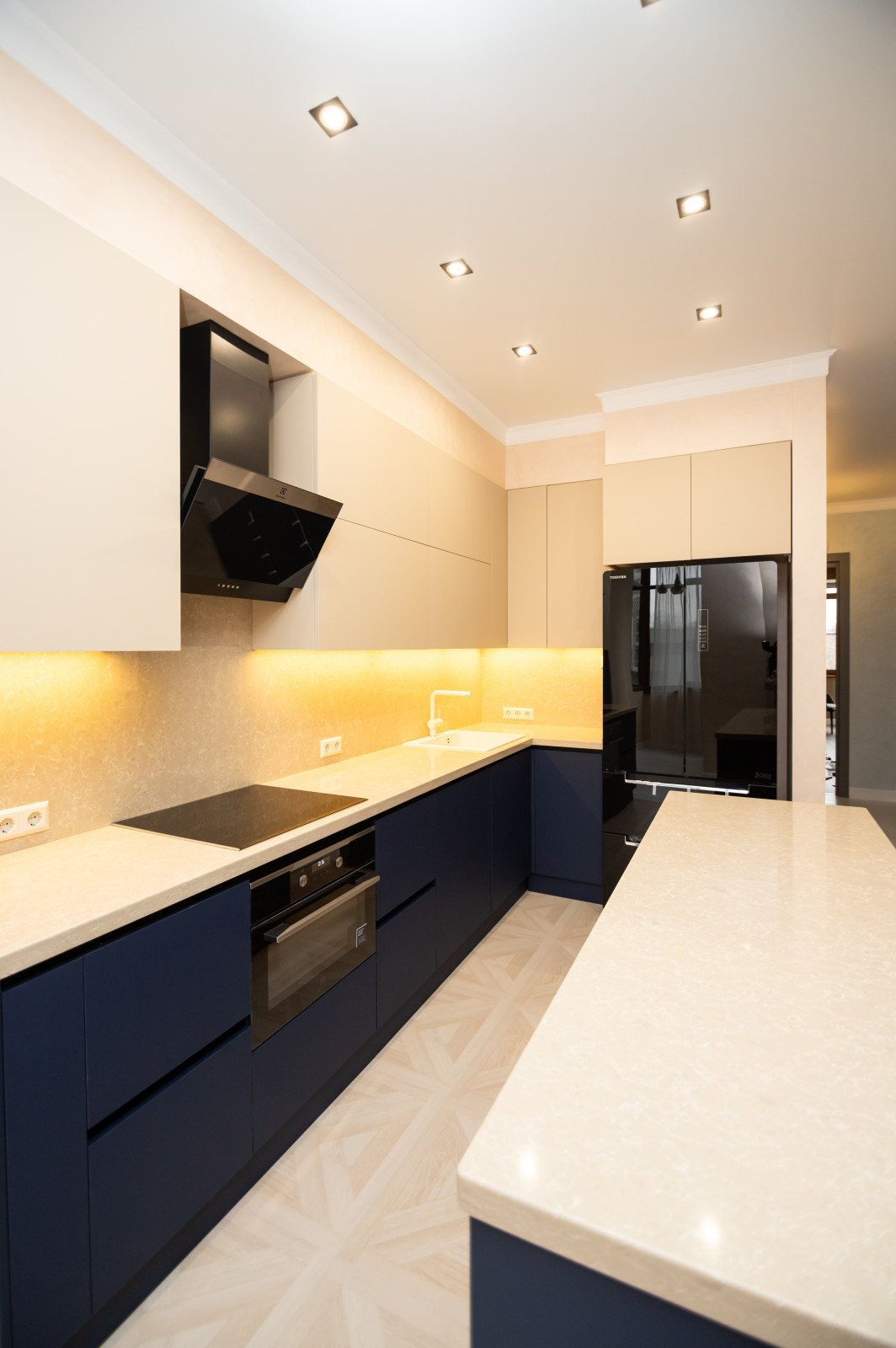 Бело-синяя кухня в современном стиле