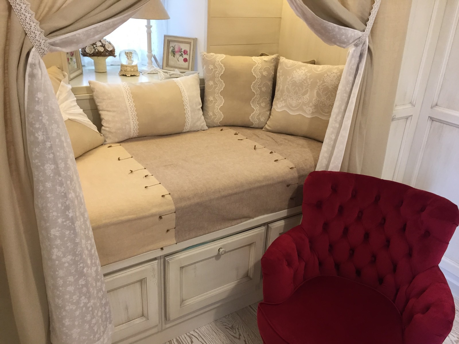 Монохромный уголок с контрастным элементом