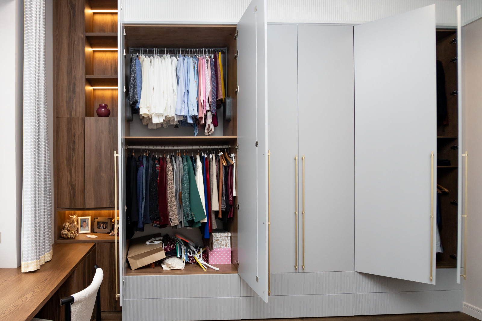 Меблировка спальни: шкаф, стеллаж и стол-подоконник