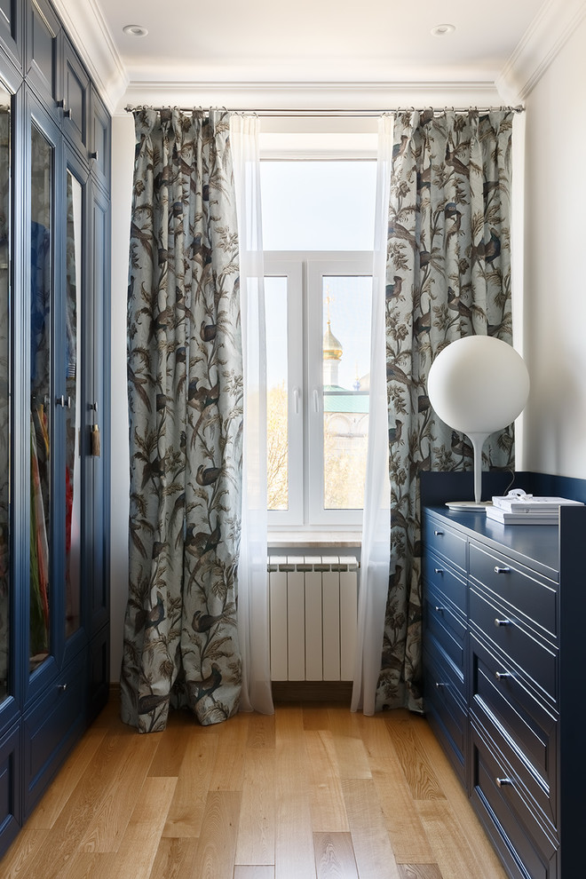 Белая кухня и гардеробная комната в глубоком синем цвете